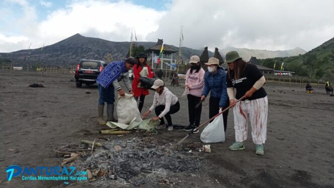 
					PEDULI: Sejumlah relawan tampak membersihkan sampah di lautan pasir Bromo. (foto: Hafiz Rozani)