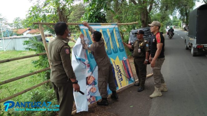 
					Pol PP Tertibkan Banner Liar nan Usang di Jalur Pantura Probolinggo