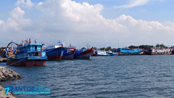 
					Cuaca Buruk, Nelayan dan Kapal Penyeberangan Diminta Waspada