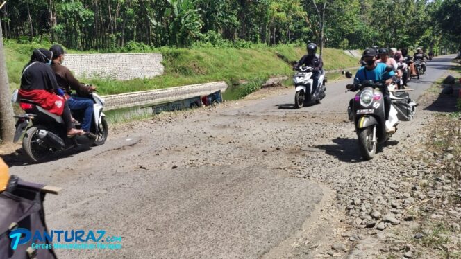 
					Jalur Banyuanyar-Condong Rusak, tak Tersentuh Perbaikan