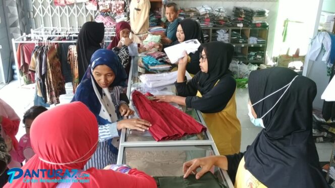 
					Tahun Ajaran Baru, Toko Seragam Ketiban Berkah