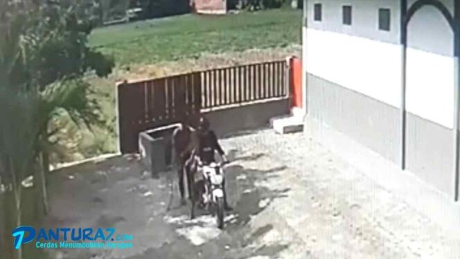 
					Curi Besi Penutup Sampah di Masjid, Tiga Pemuda Terekam CCTV