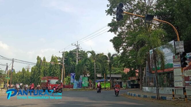 
					Dua ‘Traffic Light’ Mati, Lalu Lintas Tak Beraturan