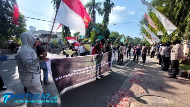 
					HMI Demo Tolak Kenaikan Harga BBM dan Listrik