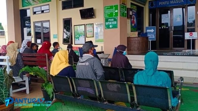 
					ANTRI: Warga yang mengajukan gugatan cerai antri di ruang tunggu PN Lumajang. (foto: Asmadi)