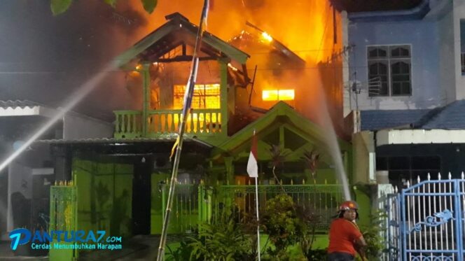 
					Rumah Dua Lantai di Kota Pasuruan Terbakar, Diduga Akibat Konsleting Listrik