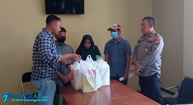 
					Tak Punya Uang, Tukang Sapu Jalanan di Kota Pasuruan Terpaksa Curi Susu