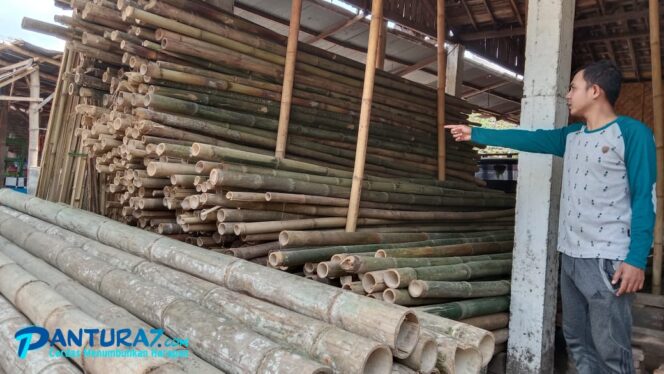 
					Momentum Agustusan, Bambu Bendera Diserbu Warga