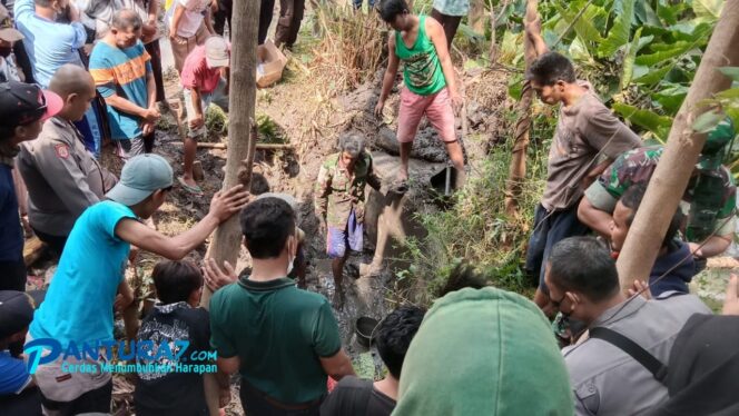 
					Geger! Mayat Pria Terpendam Dalam Pipa Saluran Air di Selogudik Wetan Pajarakan 