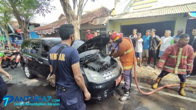
					Mobdin KPP Pratama Probolinggo Terbakar di Jalan