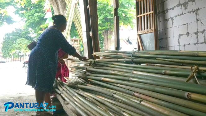
					Momentum Agustusan, Penjual Bambu Ketiban Berkah