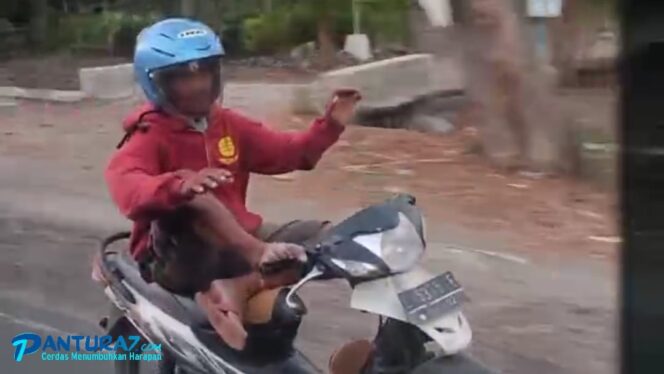 
					Membahayakan! Pemotor di Pasuruan Nyetir Pakai Kaki
