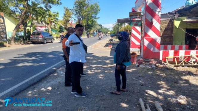 
					SELIDIKI: Sejumlah anggota kepolisian melakukan penyelidikan di lokasi tewasnya pensiunan TNI. (foto: Hafiz Rozani)