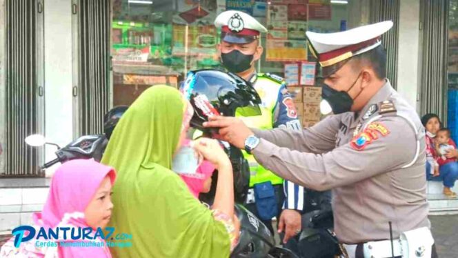 
					Tekan Laka Lantas, Pemotor Dapat Helm SNI Gratis