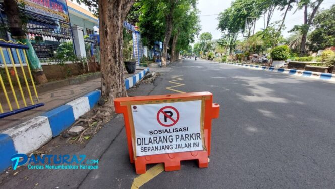 
					Perjelas Larangan Parkir, Dishub Pasang Garis Berbiku di Depan Kantor Walikota