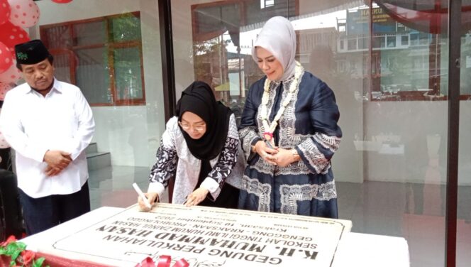 
					GEDUNG BARU: Ketua STIH Zainul Hasan Genggong, Ning Hus (tengah) saat menandatangani peresmian gedung baru. (foto: Ainul Jannah).
