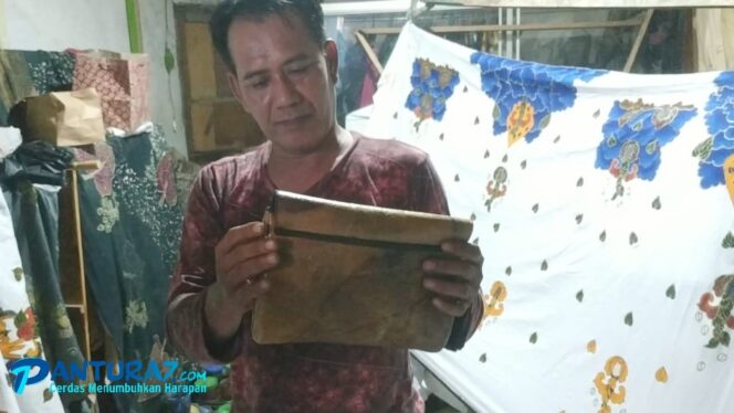 
					Kreatif, Pria di Kota Pasuruan Sulap Kertas Semen Jadi Tas Ecoprint