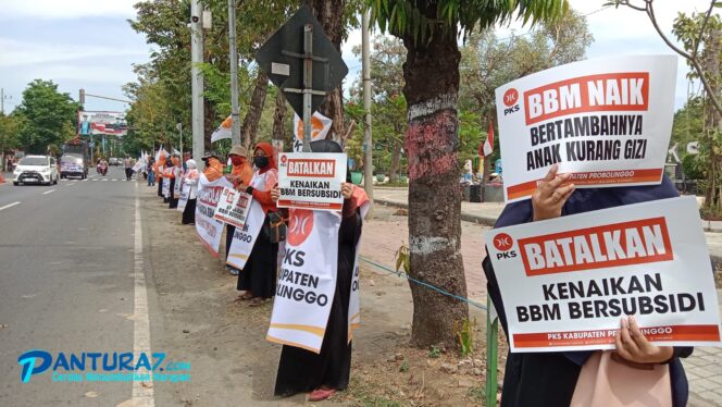 
					Tolak Kenaikan BBM, PKS Probolinggo Turun Jalan