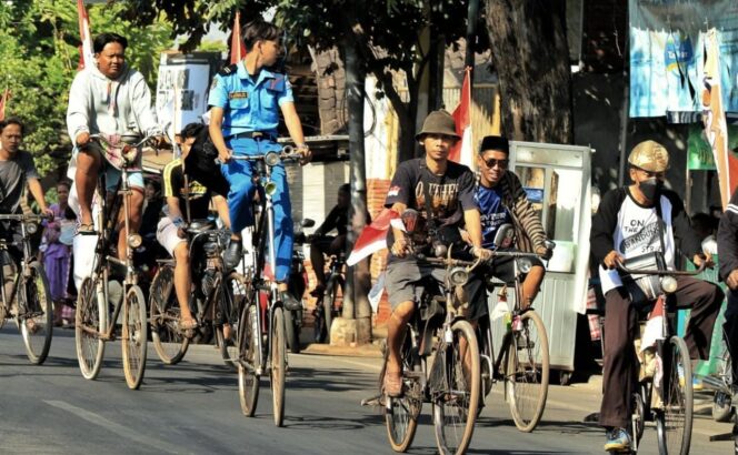 
					Saat Ribuan Onthelis Nusantara Keliling Kota Pasuruan