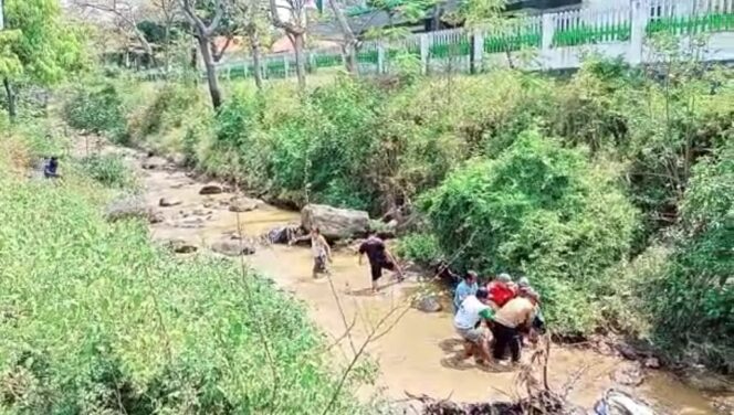 
					Motor Jatuh ke Sungai di Purwosari, Mahasiswi Tewas