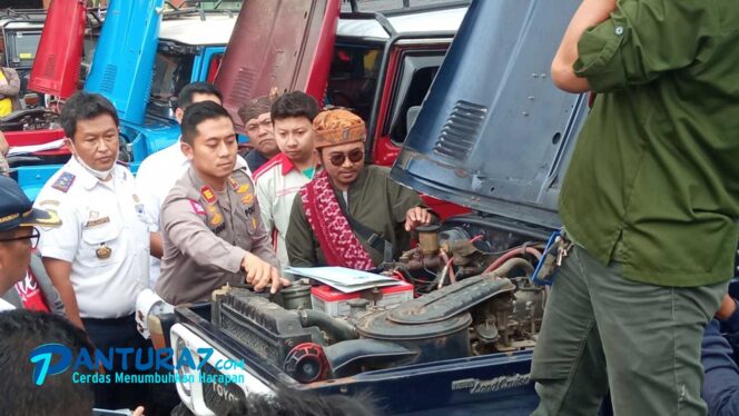 
					Cegah Laka, Polisi Cek Kesehatan Kendaraan Jeep Bromo