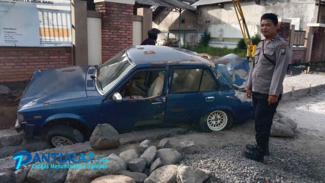 
					Sedan Tabrak Material, Satu Penumpang Tewas