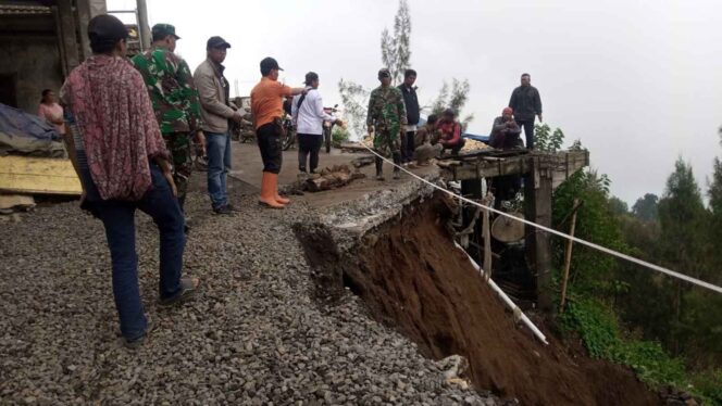 
					Diguyur Hujan, 25 Meter Jalan di Kecamatan Lumbang Longsor