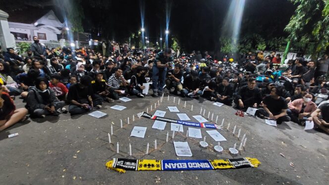 
					Ratusan Suporter Gelar Aksi Solidaritas untuk Korban Tragedi Kanjuruhan