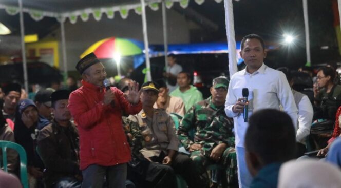 
					JAGONGAN: Bupati Lumajang Thoriqul Haq saat jagong bareng petani salak di lapangan Pronojiwo. (foto: Asmadi)
