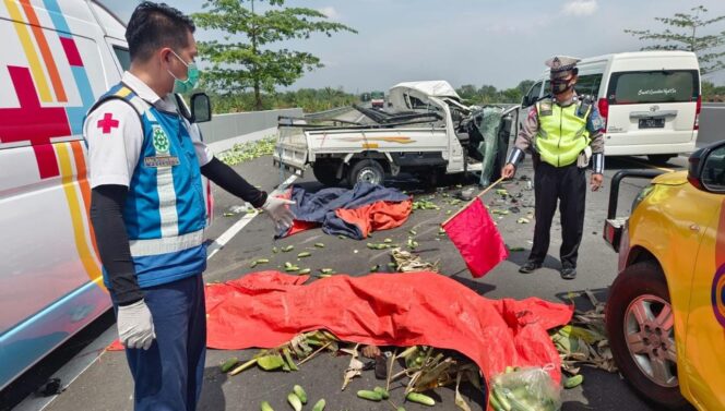 
					SOPIR MENGANTUK: Kondisi pikap pasca hantam pembatas jalan di Tol Gempol - Pasuruan. (foto: PJR Polda Jatim)