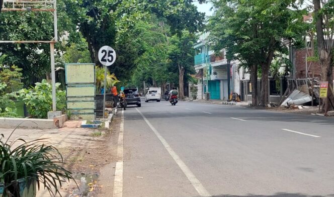 
					KHUSUS SEPEDA: Salah satu ruas jalan di Kota Probolinggo yang dikhususkan untuk lajur sepeda. (foto: Hafiz Rozani)
