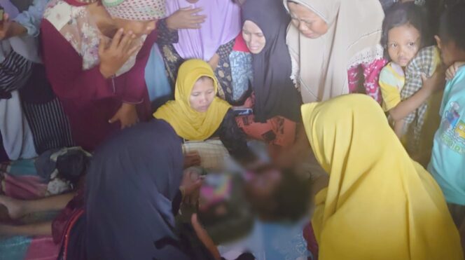 
					DITEMUKAN: Isak tangis keluarga pecah saat Naura (6) yang hilang di Sungai Welang ditemukan dalam keadaan meninggal. (foto: Moh. Rois)