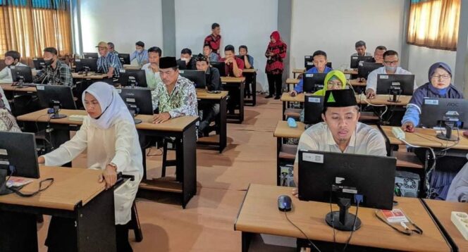 
					SERIUS: Para peserta Computer Assisted Test (CAT) Panwascam di Kabupaten Probolinggo saat mengikuti tes. (foto: Bawaslu Kab. Probolinggo)