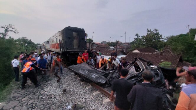 
					KAI Sesalkan Kecelakaan Akibat Pikap Terobos Pelintasan KA 