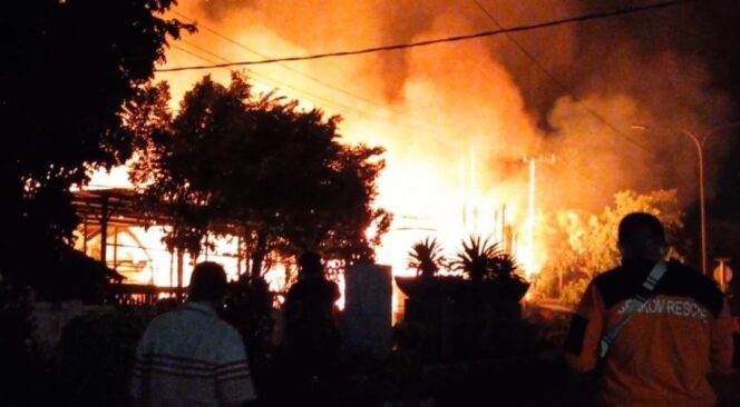
					HANGUS: Pabrik kayu, PT Hasil Alam Indo Indah (PT HAII) hangus terbakar, Minggu malam, 16 Oktober 2022. (foto: Moh. Rois).