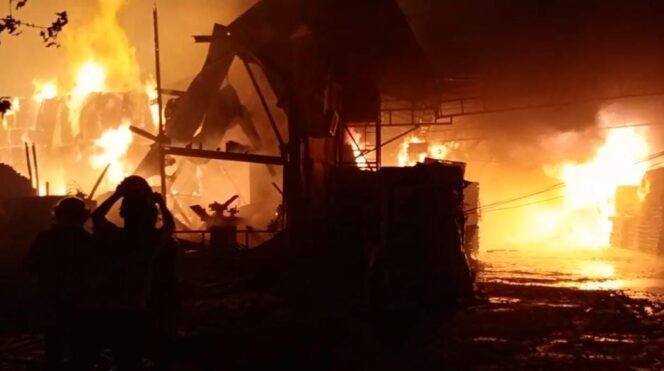 
					BERDAMPAK: Kebakaran pabrik kayu di Kota Pasuruan nyaris hanguskan 7 rumah warga. (foto: Moh. Rois)