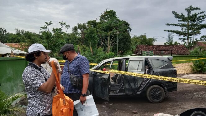 
					Lagi, Mobil Pegiat LSM Dibakar Orang Tak Dikenal