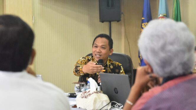 
					FGD: Bupati Lumajang, Thoriqul Haq, saat mengikuti Focus Group Discussion (FGD) di kantor BB TNBTS Malang. (foto: Asmadi)