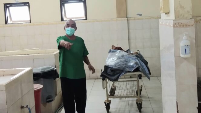 
					Gagal Nyalip, Pedagang Kelapa Tewas Terlindas Truk