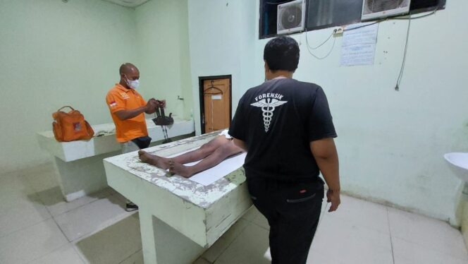 
					OVERDOSIS: Polisi memeriksa jasad Indra di kamar jenazah RSUD dr. Mohamad Saleh Kota Probolinggo. (foto: Hafis Rozani)