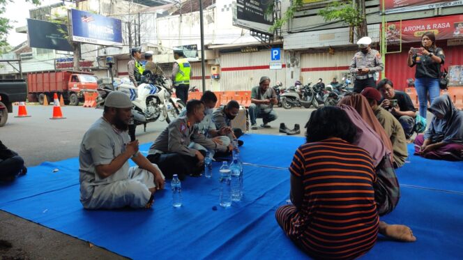 
					Tak Ditilang, Puluhan Pelanggar Lalin Diajak Doa Bersama