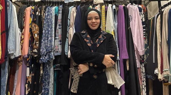 
					PEBISNIS: Pengasuh Pondok Pesantren Baitus Sholihin Genggong, Ning Syifa, saat berada di toko butik miliknya. (foto: Haliza)