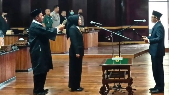
					Istri Kades Sentul Gading Dilantik jadi Anggota Dewan 