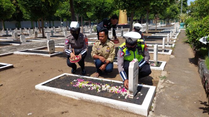 
					Sumpah Pemuda, Satlantas-Pemuda Ziarah Makam Pahlawan