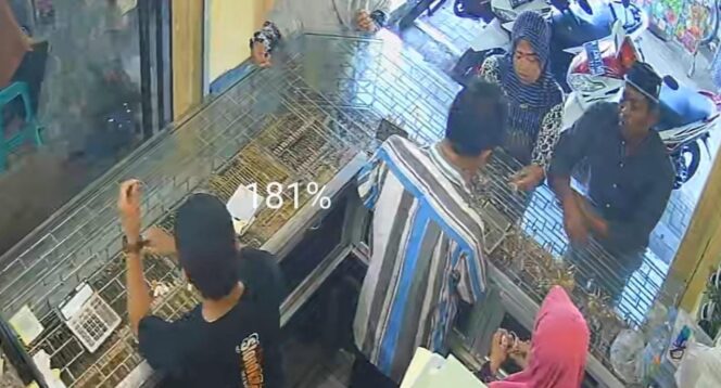 
					Sepasang pencuri saat pura - pura jadi pembeli (foto : Ibnu Hajar) 