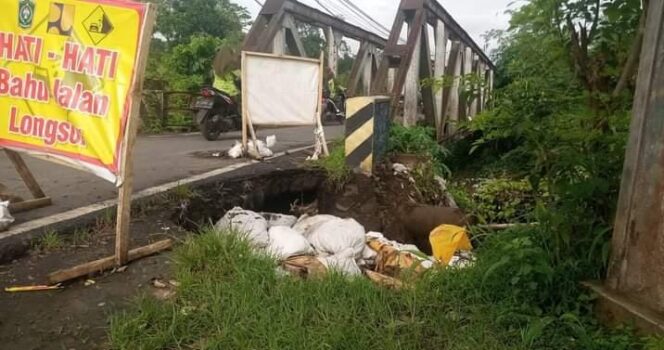 
					AMBROL: Bahu jembatan yang ambrol dikeluhkan warga. (foto: Asmadi), 