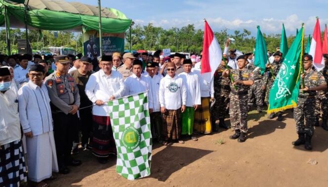 
					KIRAB: Wabup Probolinggo, Timbul Prihanjoko, saat melepas peserta kirab 1 abad NU di lapangan Tempuran. 