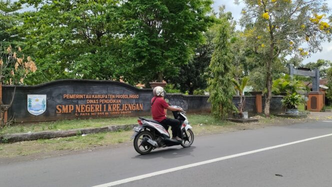 
					PENSIUN: Salah satu sekolah di Kabupaten Probolinggo yang kepseknya pensiun. (foto: Ali Ya'lu).