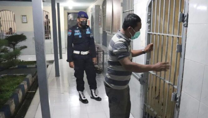 
					Petugas Rutan Kraksaan saat mengecek kondisi kamar penghuni tahanan (Foto : Ainul Jannah) 