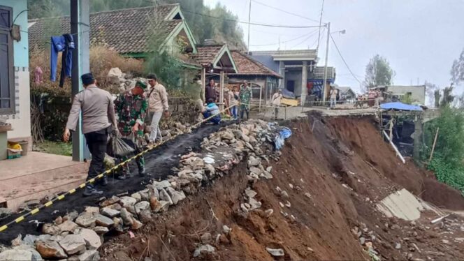 
					Sehari, Longsor Terjang 3 Tebing di Lereng Bromo